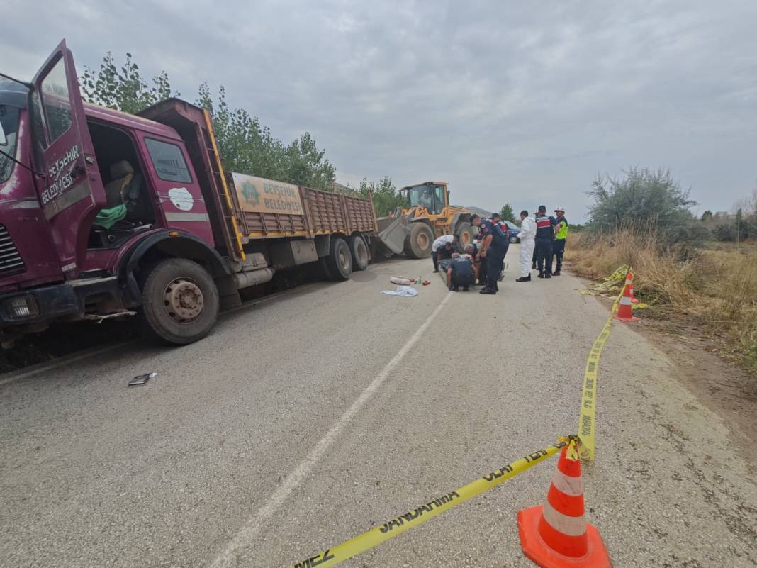 Konya yolunda feci kaza! Belediyeye ait kamyon motosikletli genci ezdi! 2